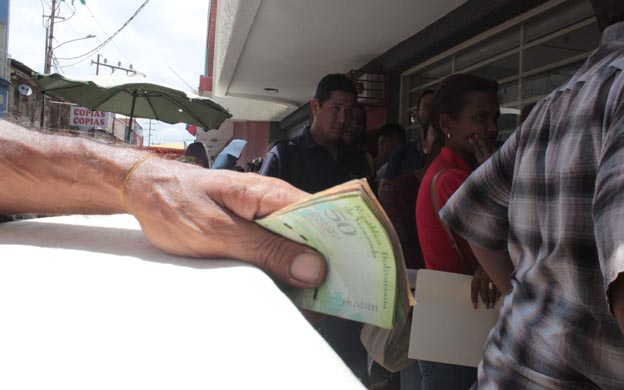  Los ciudadanos siguen padeciendo para poder surtirse de efectivo. (Foto: Carlos Sosa)