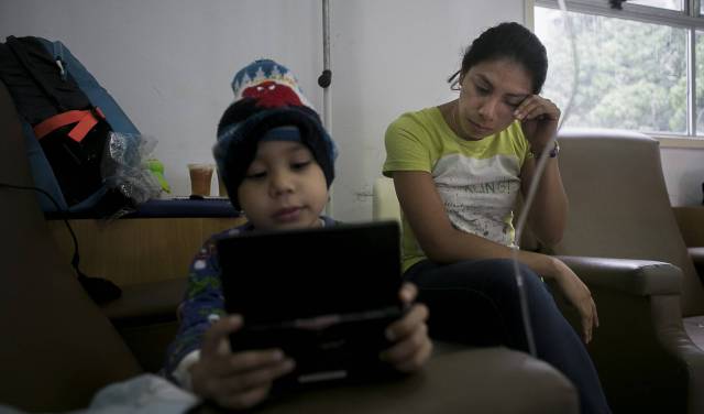 Marilyn Ochoa y su hijo Ángel Gutiérrez esta semana en un albergue en Caracas. FABIOLA FERRERO