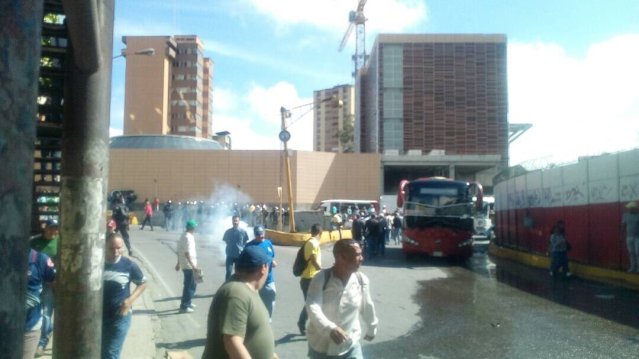 Protesta del día lunes en Los Teques donde fueron detenidas cuatro trabajadores de la Gobernación de Miranda / Foto: @gobiernomiranda 