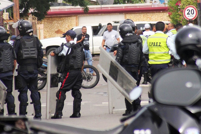 Drama en la Richmond: Tanqueta derribó la cerca de la casa donde se oculta el hampón