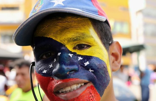 Imagen de archivo del inmigrante venezolano Elio Tovar vendiendo un trago típico de su país en el distrito limeño de La Victoria, mayo 11, 2017. REUTERS/Mariana Bazo