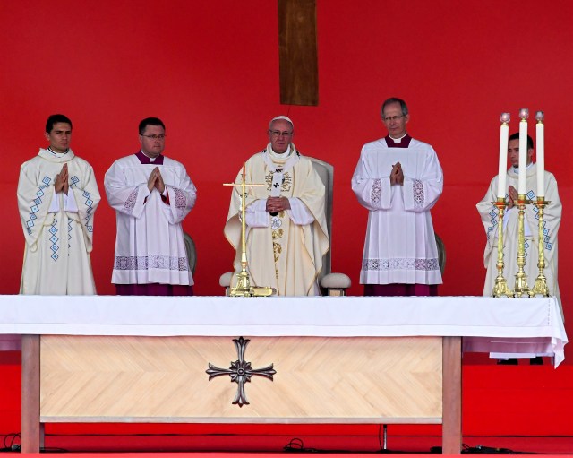 Pope Francis (C) gives an open air mass in Villavicencio, Colombia, on September 8, 2017 during which he will beatify Colombian priest Petro Maria Ramirez and Bishop Jesus Jaramillo. Pope Francis urged Colombians to avoid seeking "vengeance" for the sufferings of their country's half-century civil conflict as they work towards a lasting peace. / AFP PHOTO / Luis ACOSTA