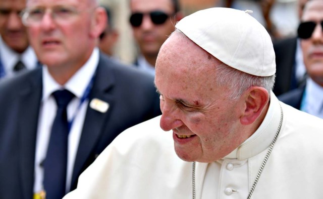 Pope Francis shows a bruise around his left eye and eyebrow caused by an accidental hit against the popemobile's window glass while visiting the old sector of Cartagena, Colombia, on September 10, 2017. Nearly 1.3 million worshippers flocked to a mass by Pope Francis on Saturday in the Colombian city known as the stronghold of the late drug lord Pablo Escobar. / AFP PHOTO / Alberto PIZZOLI