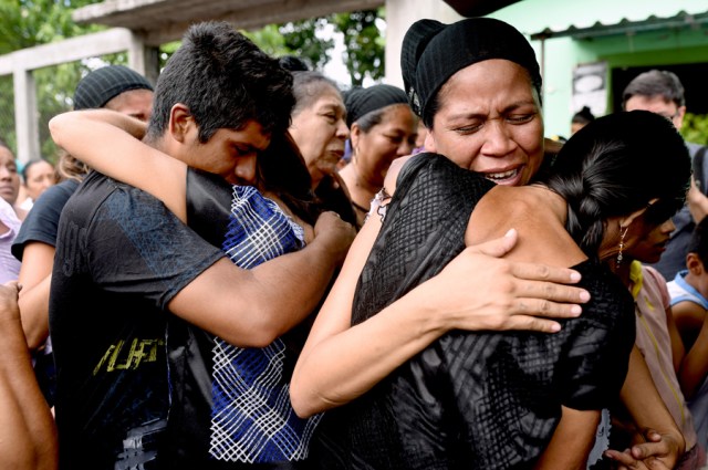 Relatives of late policeman Juan Jimenez mourn him during a funeral of victims of the 8.2-magnitude earthquake that hit Mexico's Pacific coast, in Juchitan de Zaragoza, state of Oaxaca, Mexico on September 10, 2017. Families camped out Sunday in southern Mexico as rescuers dug for bodies amid warnings that the death toll of 65 from the country's biggest earthquake in a century could rise. / AFP PHOTO / VICTORIA RAZO