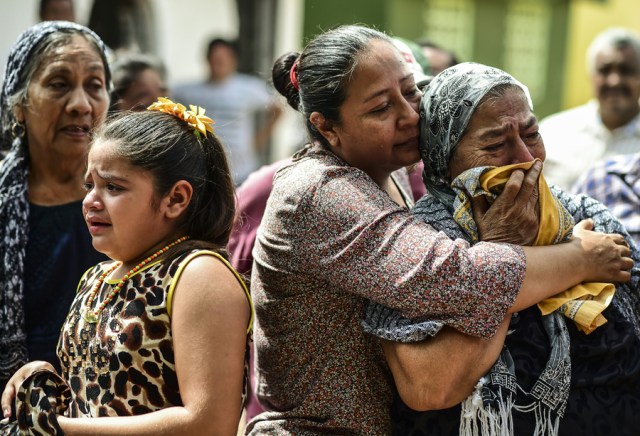 Relatives and friends accompany to the cemetery the remains of a victim of Thursday night's 8.2-magnitude quake, in Juchitan, Oaxaca, Mexico, on September 10, 2017. Rescuers pulled bodies from the rubble and grieving families carried coffins through the streets Saturday after Mexico's biggest earthquake in a century killed 65 people. / AFP PHOTO / RONALDO SCHEMIDT