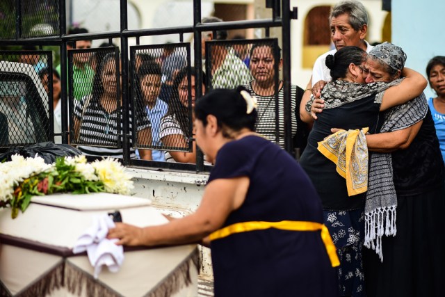 Relatives and friends accompany to the cemetery the remains of a victim of Thursday night's 8.2-magnitude quake, in Juchitan, Oaxaca, Mexico, on September 10, 2017. Rescuers pulled bodies from the rubble and grieving families carried coffins through the streets Saturday after Mexico's biggest earthquake in a century killed 65 people. / AFP PHOTO / RONALDO SCHEMIDT