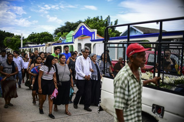 Relatives and friends accompany to the cemetery the remains of a victim of Thursday night's 8.2-magnitude quake, in Juchitan, Oaxaca, Mexico, on September 10, 2017. Rescuers pulled bodies from the rubble and grieving families carried coffins through the streets Saturday after Mexico's biggest earthquake in a century killed 65 people. / AFP PHOTO / RONALDO SCHEMIDT