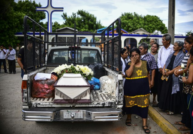 Relatives and friends accompany to the cemetery the remains of a victim of Thursday night's 8.2-magnitude quake, in Juchitan, Oaxaca, Mexico, on September 10, 2017. Rescuers pulled bodies from the rubble and grieving families carried coffins through the streets Saturday after Mexico's biggest earthquake in a century killed 65 people. / AFP PHOTO / RONALDO SCHEMIDT