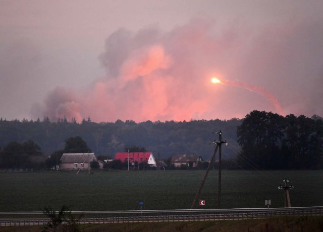 This photo taken on September 27, 2017 near Kalynivka shows explosions at a military munitions depot. Ukranian authorities evacuated nearly 30,000 people September 27 from the central Vinnytsya region after a huge munitions depot caught fire and set off artillery shells and blasts prosecutors were treating as an act of "sabotage". It was the second major incident affecting a Ukrainian weapons storage site this year. Kiev blamed the first one in March on Moscow and its Russian-backed insurgents fighting Ukrainian forces in the war-wrecked east -- a charge both sides denied. / AFP PHOTO / Sergei SUPINSKY