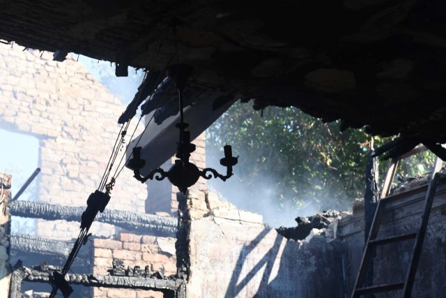 This photo taken on September 27, 2017 shows a home destroyed during munition explosions originating from a military depot near the Ukrainian town of Kalynivka. Ukranian authorities evacuated nearly 30,000 people September 27 from the central Vinnytsya region after a huge munitions depot caught fire and set off artillery shells and blasts prosecutors were treating as an act of "sabotage". It was the second major incident affecting a Ukrainian weapons storage site this year. Kiev blamed the first one in March on Moscow and its Russian-backed insurgents fighting Ukrainian forces in the war-wrecked east -- a charge both sides denied. / AFP PHOTO / Sergei SUPINSKY