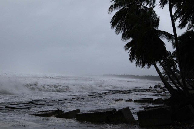 Waves crash along the shores as Hurricane Irma moves off from the northern coast of the Dominican Republic, in Nagua, Dominican Republic September 7, 2017. REUTERS/Ricardo Rojas