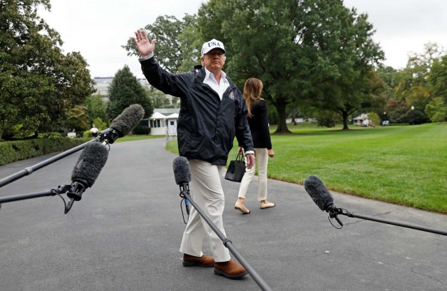 U.S. President Donald Trump waves after speaking to reporters as he and First Lady Melania Trump depart the White House in Washington on their way to view storm damage in Florida, U.S., September 14, 2017. REUTERS/Kevin Lamarque