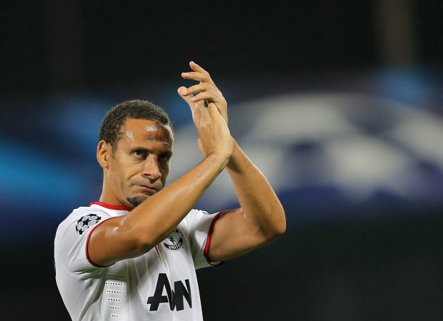 CLU114 - CLUJ (RUMANÍA), 2/10/2012.- El jugador Rio Ferdinand del Manchester United celebra tras el juego ante el CFR Cluj hoy, martes 2 de octubre de 2012, durante su partido del grupo H de la Liga de Campeones de la UEFA en Cluj (Rumanía). EFE/ROBERT GHEMENT