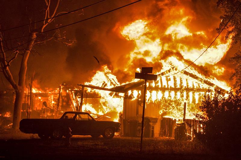 Al menos 25 muertos tras voraz incendio en una escuela religiosa en Malasia