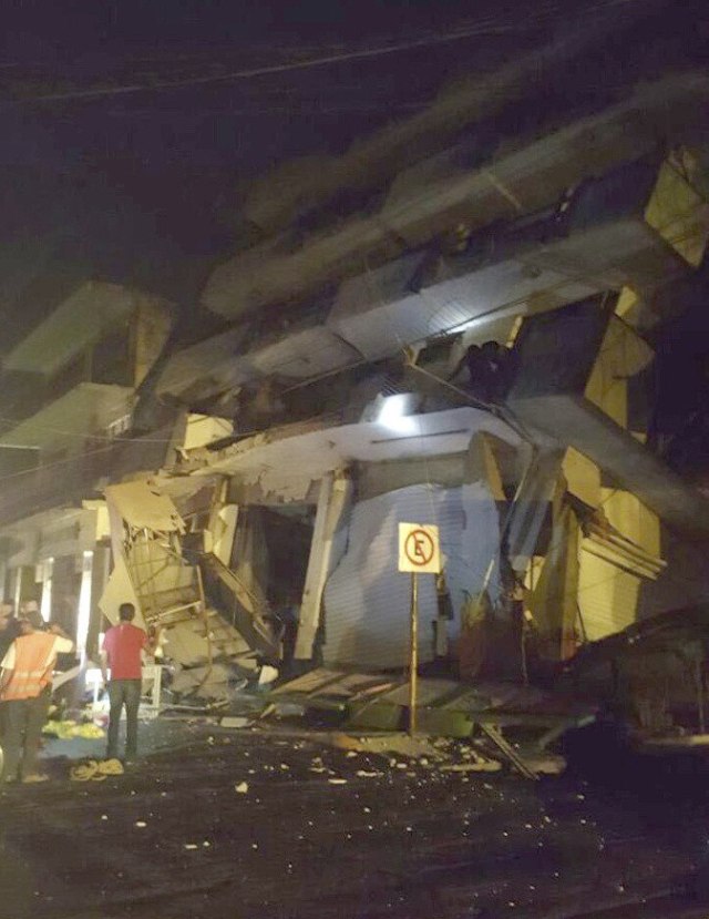 GRA006 MATIAS ROMERO (MÉXICO),08/09/2017.- Fotografía que publica en su cuenta de Twitter las autoridades de Protección Civil del municipio de Matias Romero, en el estado de Oaxaca(México) del colapso del hotel "Ane Centro" sin que hasta el momento reporten lesionados hoy, viernes 8 de septiembre de 2017, tras el fuerte sismo de magnitud ocho en la escala abierta de Richter sacudió hoy violentamente a México, con origen a 137 kilómetros al suroeste de Tonalá, en el suroriental estado de Chiapas, informó el Servicio Sismológico Nacional (SSN).EFE/PROTECCIÓN CIVIL DE MATÍAS ROMERO/SOLO USO EDITORIAL