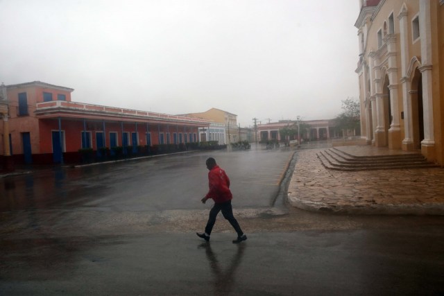 HAB01. REMEDIOS (CUBA), 09/09/17.- Un trabajador de la Cruz Roja cubana recorre las calles de la ciudad de Remedios, en el centro de Cuba, durante el paso del huracán Irma hoy, sábado 09 de septiembre. El centro de Cuba amaneció con los estragos causados por los vientos huracanados, de entre 160 y 190 kilómetros por hora, con los Irma azotó la corta norte durante la noche, informan medios oficiales de la isla. EFE/Alejandro Ernesto