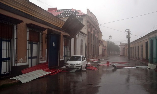 HAB01. REMEDIOS (CUBA), 09/09/17.- Las tejas del techo del teatro vuelan en la ciudad de Remedios, en el centro de Cuba, durante el paso del huracán Irma hoy, sábado 09 de septiembre. El centro de Cuba amaneció con los estragos causados por los vientos huracanados, de entre 160 y 190 kilómetros por hora, con los Irma azotó la corta norte durante la noche, informan medios oficiales de la isla. EFE/Alejandro Ernesto