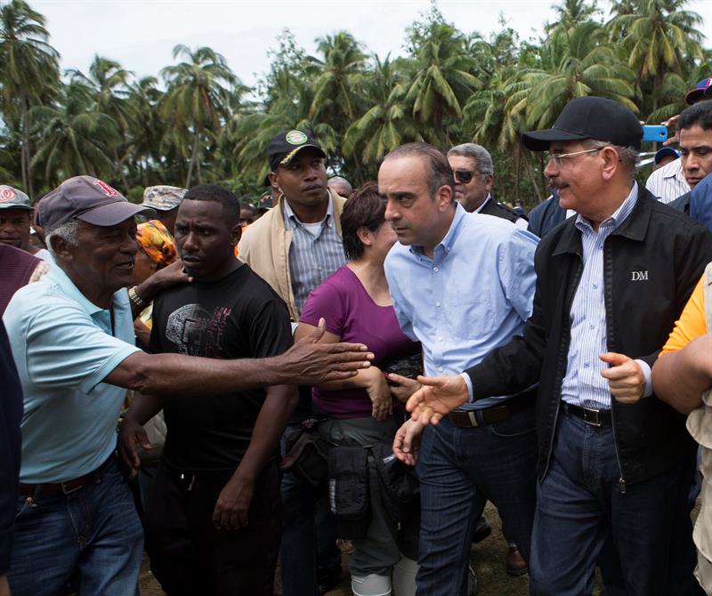 El presidente dominicano visita las zonas afectadas por el huracán María