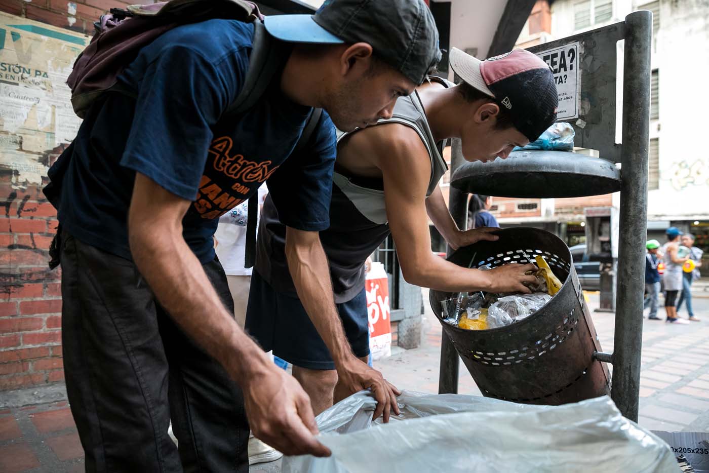 El hambre y la humillación venezolana retratadas en un paquete de galletas