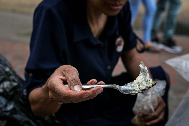 ACOMPAÑA CRÓNICA: VENEZUELA CRISIS. CAR01. CARACAS (VENEZUELA), 25/09/2017.- Fotografía fechada el 20 de septiembre de 2017 que muestra la comida recogida de la basura por una persona en una calle de Caracas (Venezuela). En las calles de Caracas deambulan cada vez más niños y de menos edad. Se trata, según analistas y activistas de derechos humanos, de una nueva oleada de pequeños que prácticamente han abandonado sus hogares, aunque esta vez la razón es una sola: "La falta de comida en sus casas". EFE/Miguel Gutiérrez