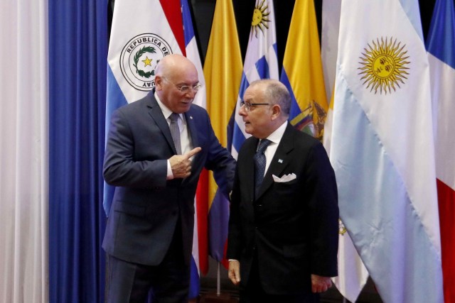 El ministro de Relaciones Exteriores de Paraguay, Eladio Loizaga (i), habla con su homólogo argentino, Jorge Faurie (d), durante la primera visita oficial de Faurie a Paraguay hoy, jueves 28 de septiembre de 2017, en la sede de la cancillería, en Asunción (Paraguay). El ministro argentino repasará la agenda bilateral y se reunirá también con el presidente, Horacio Cartes. EFE/Andrés Cristaldo