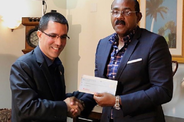 Gaston Browne. Primer Ministro de Antigua y Berbuda muestra el cheque por 1 millón de dólares que le entregó Jorge Arreaza / Foto @Barbuda_Culture