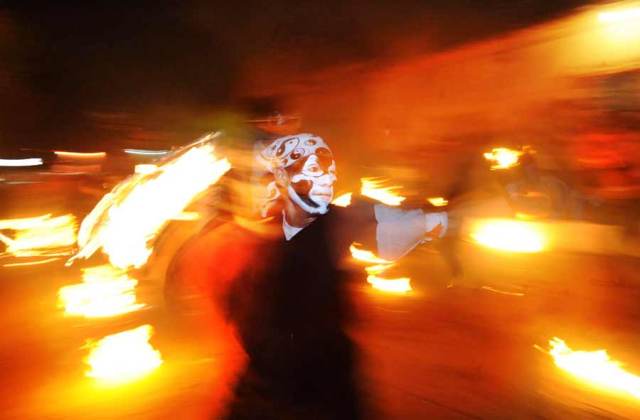 Dicha fiesta tiene lugar en la calle principal de ese municipio cada 31 de agosto,  y  consiste en un juego en el cual dos bandos de jóvenes se lanzan bolas elaboradas con tela y prendidas en fuego. Foto Archivo