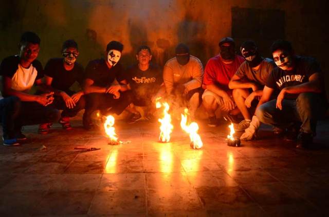 300 jóvenes participan en la actividad de la batalla de las bolas de fuego, la cual iniciará al filo de las 8:00 de la noche, el 31 de agosto. Foto por Lissette Monterrosa