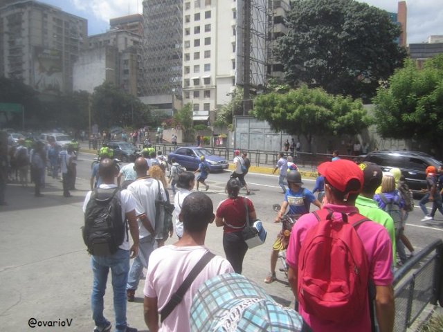 Funcionarios disolvieron la protesta a las afueras del Centro Sambil (Foto: @OvarioV)