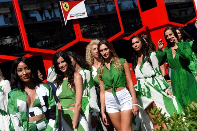 Grid girls arrive for the pit lane walk ahead of the Italian Formula One Grand Prix at the Autodromo Nazionale circuit in Monza on September 3, 2017. / AFP PHOTO / Miguel MEDINA