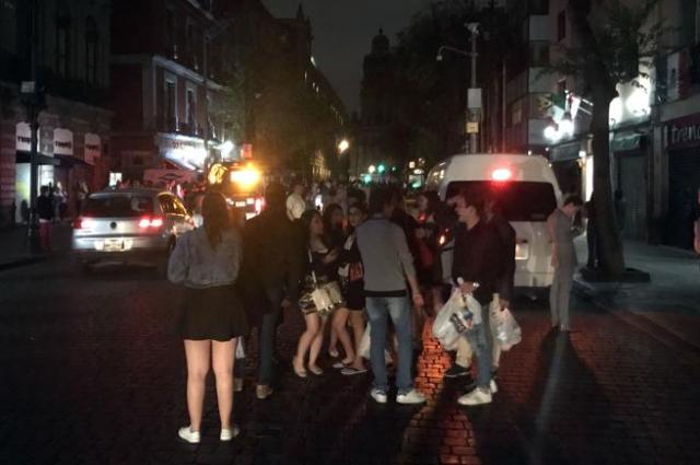 La gente en Ciudad de México salió a la calle nada más sentir el temblor (Alfredo Estrella / AFP)