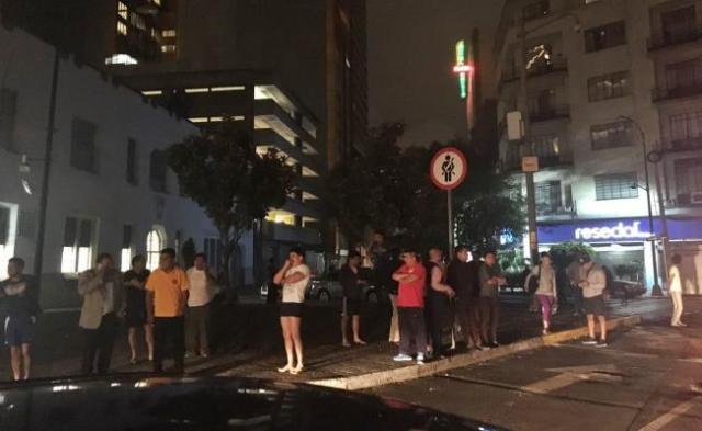 Habitantes de Ciudad de Mexico permanecen en la calle lueo del terremoto / Foro El Universal