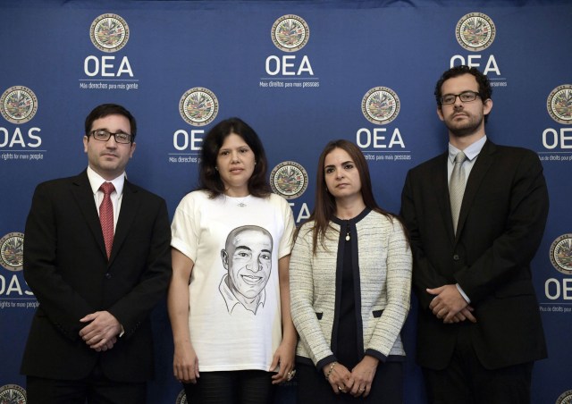 WAS01. WASHINGTON (DC, EEUU), 14/09/2017.- De izquierda a derecha: Julio Enríquez, del Foro Penal Venezolano; la activista de Derechos Humanos y viuda del activista José Alejandro Márquez Fagundez, Johanna Aguirre; Tamara Suju, del Centro de Estudios de América Latina, y el ex preso político Francisco Márquez, de Visión Democrática, posan para una fotografía hoy, jueves 14 de septiembre 2017, en la sede de la Organización de los Estados Americanos (OEA) en Washington, DC (EE.UU.). La OEA inició hoy las audiencias públicas en las que se determinará si hay fundamento para denunciar al Gobierno de Venezuela por crímenes de lesa humanidad ante la Corte Penal Internacional (CPI). EFE/Lenin Nolly