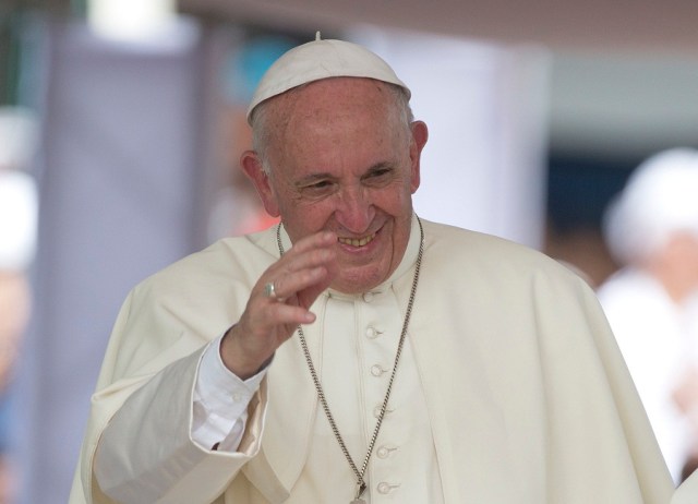 CTG421. CARTAGENA (COLOMBIA), 10/09/2017.- El papa Francisco participa en una ceremonia hoy, domingo 10 de septiembre de 2017, en el barrio San Francisco en Cartagena (Colombia). Cartagena de Indias amaneció fuertemente custodiada y con miles de fieles vestidos de blanco en sus calles para recibir al papa Francisco que hoy culminará en esta ciudad del Caribe la visita que comenzó el miércoles a Colombia. EFE/ Orlando Barría