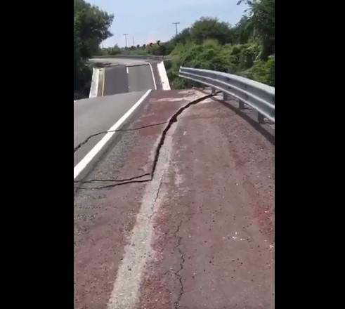 Carretera Cuernavaca tras el terremoto en México (Foto: redes sociales)