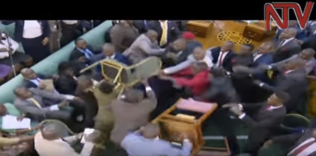 Tángana: Se dieron con todo en el parlamento de Uganda (videos)