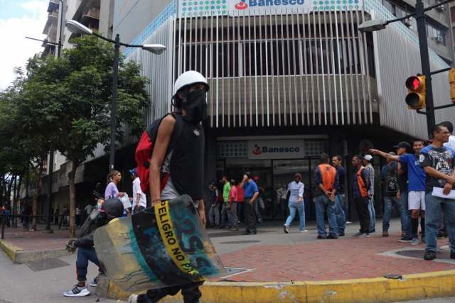 Jóvenes de la resistencia manifestaron en Chacao (Foto: Wil Jiménez / LaPatilla)