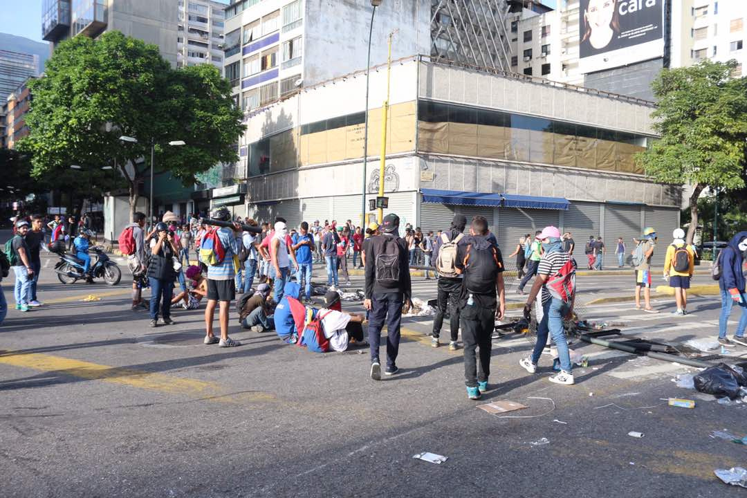 En Video: Momento en que la GNB se llevó detenidos a dos jóvenes en Chacao por protestar #25S