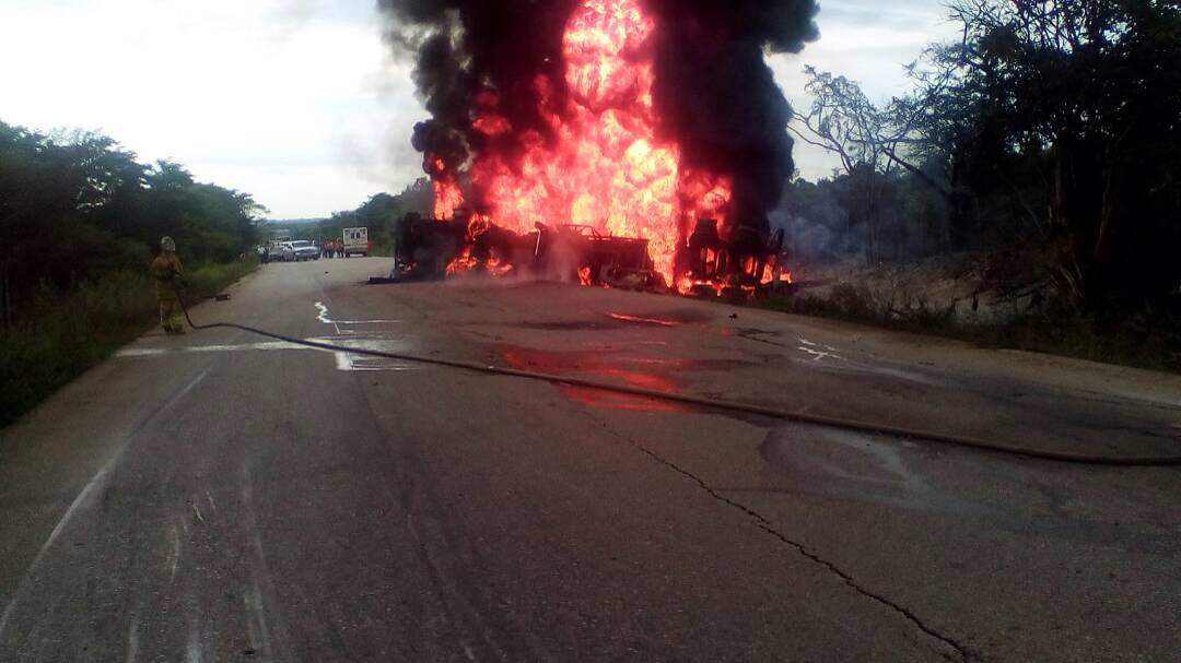 Camión de Pdvsa se volcó e incendió en el distribuidor San Mateo