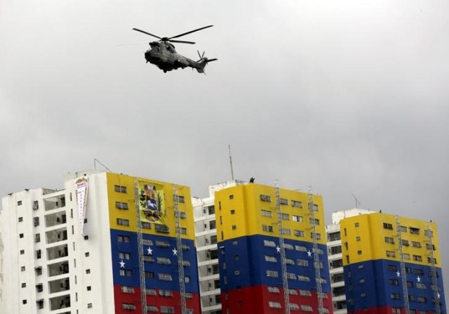 Imagen de archivo de un helicóptero de la Fuerza Aérea volando sobre unos edificios pintados con los colores de la bandera de Venezuela, en la conmemoración del Día de la Independencia en Caracas, jul 5, 2015. REUTERS/Jorge Dan Lopez