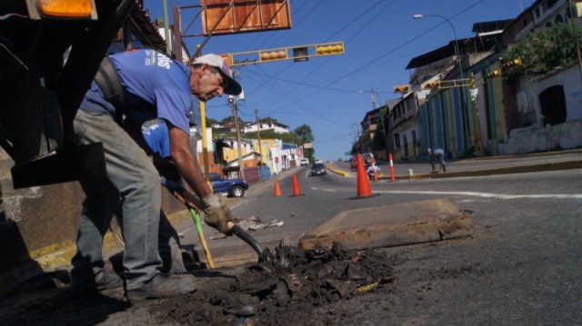 La Alcaldía de El Hatillo realiza  diferentes trabajos en materia de vialidad entre los que destacan el Plan de Asfaltado 2017. 