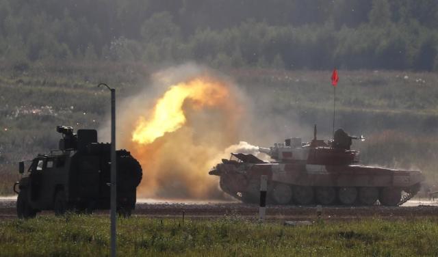 KOCH03. Moscow (Russian Federation), 12/08/2017.- Soldiers from Russia on a T-72 tank take part in the Tank biathlon competition as a part of Army Games 2017 in Alabino, Moscow region, Russia, 12 August 2017. The International Army Games 2017 are held from 29 July to 12 August in the territory of five countries. The programme of the Games consists of 28 contests. (Moscú, Rusia) EFE/EPA/YURI KOCHETKOV