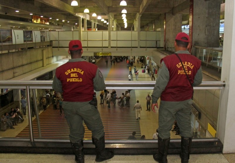 ¡El colmo! Militares roban dólares y rompen tarjetas a viajeros en Maiquetía