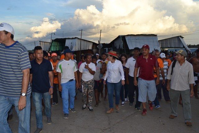 Larissa González junto a los vecinos de Delta Amacuro // Foto Prensa