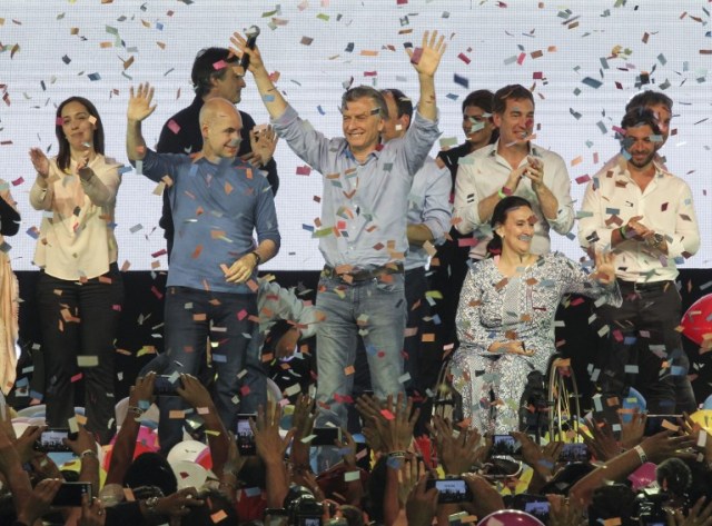 El presidente argentino Mauricio Macri (C) la vicepresidenta argentina Gabriela Michetti (frente R) el alcalde porteño Horacio Rodríguez Larreta (2-L) y la gobernadora bonaerense María Eugenia Vidal celebran después de las elecciones legislativas en Argentina, en Buenos Aires el 23 de octubre 2017. La coalición de centroderecha del presidente argentino Maurico Macri se adelantó en las elecciones de mitad de mandato el domingo, lo que lo puso en camino para fortalecer su mano para llevar a cabo reformas económicas pro-mercado, mostraron resultados parciales. CLAUDIO PERIN / NOTICIAS ARGENTINAS / AFP