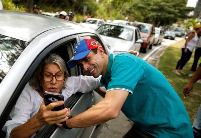 El líder de la oposición venezolana, Henrique Capriles, posa para hacerse fotos con sus seguidores después de emitir su voto durante las elecciones nacionales para nuevos gobernadores en Caracas, Venezuela, 15 de octubre de 2017. REUTERS / Carlos Garcia Rawlins