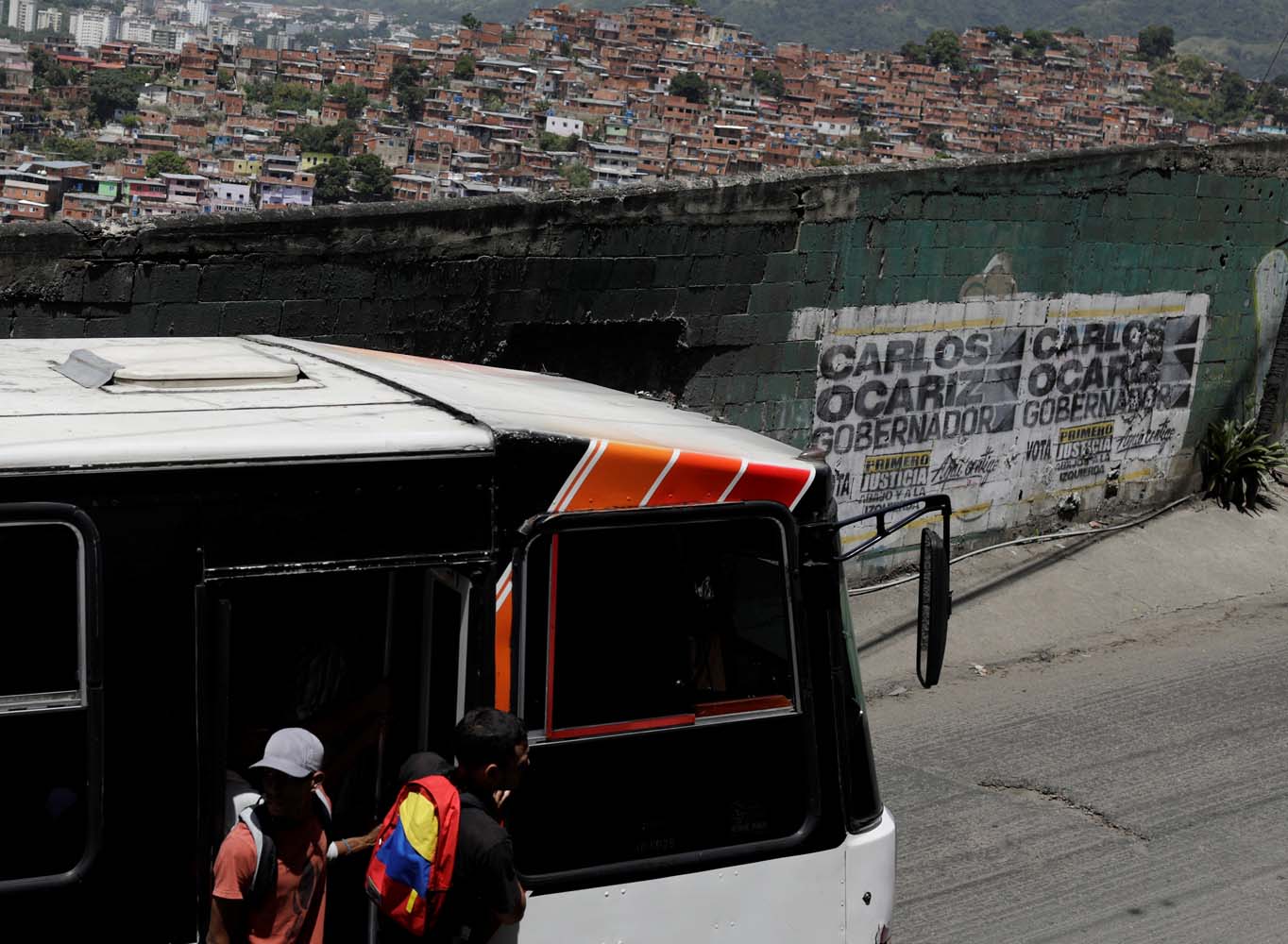 Murió una joven al lanzarse de un bus que estaban robando