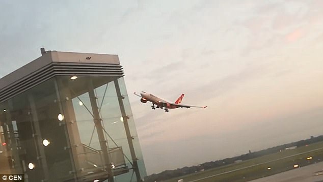 Cuando eres “Toretto” pero vas pilotando un avión comercial: Brutal pase rasante en el aeropuerto (VIDEO)