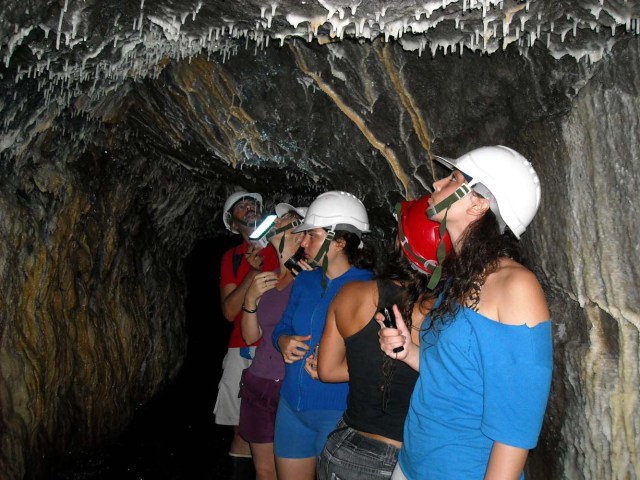 MON801. MALDONADO (URUGUAY) 01/10/2017.- Fotografía del 9 de agosto de 2011 cedida por la Mina La Oriental de turistas recorriendo los túneles subterráneos del parque geominero Mina La Oriental, ubicado al oeste del departamento (provincia) uruguayo de Maldonado, a 120 kilómetros de Montevideo (Uruguay). Una antigua mina de cobre ubicada en el oeste del departamento uruguayo de Maldonado (sureste) se transformó en un paseo turístico natural y "mágico" por la proliferación de formaciones calcáreas en sus túneles subterráneos. EFE/MINA LA ORIENTAL/SOLO USO EDITORIAL/NO VENTAS