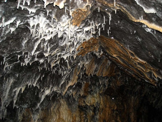 MON802. MALDONADO (URUGUAY) 01/10/2017.- Fotografía del 9 de junio de 2011 cedida por la Mina La Oriental de parte de un túnel subterráneos del parque geominero Mina La Oriental, ubicado al oeste del departamento (provincia) uruguayo de Maldonado, a 120 kilómetros de Montevideo (Uruguay). Una antigua mina de cobre ubicada en el oeste del departamento uruguayo de Maldonado (sureste) se transformó en un paseo turístico natural y "mágico" por la proliferación de formaciones calcáreas en sus túneles subterráneos. EFE/MINA LA ORIENTAL/SOLO USO EDITORIAL/NO VENTAS